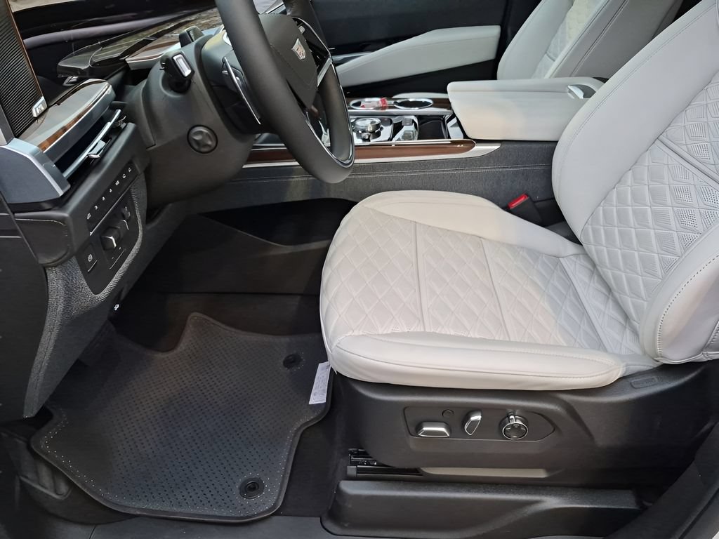 New 2026 Cadillac Escalade ESV Platinum Sport w/ LPO, ONYX Package AWD/4WD image 32