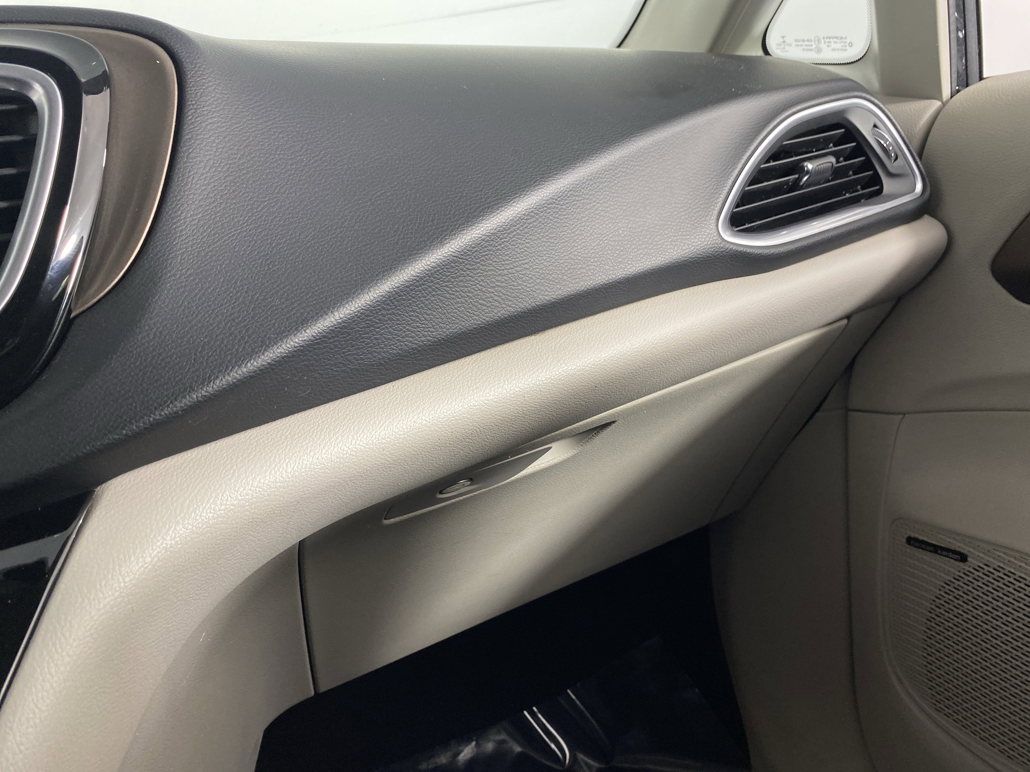 Used 2017 Chrysler Pacifica Touring-L Plus image 31