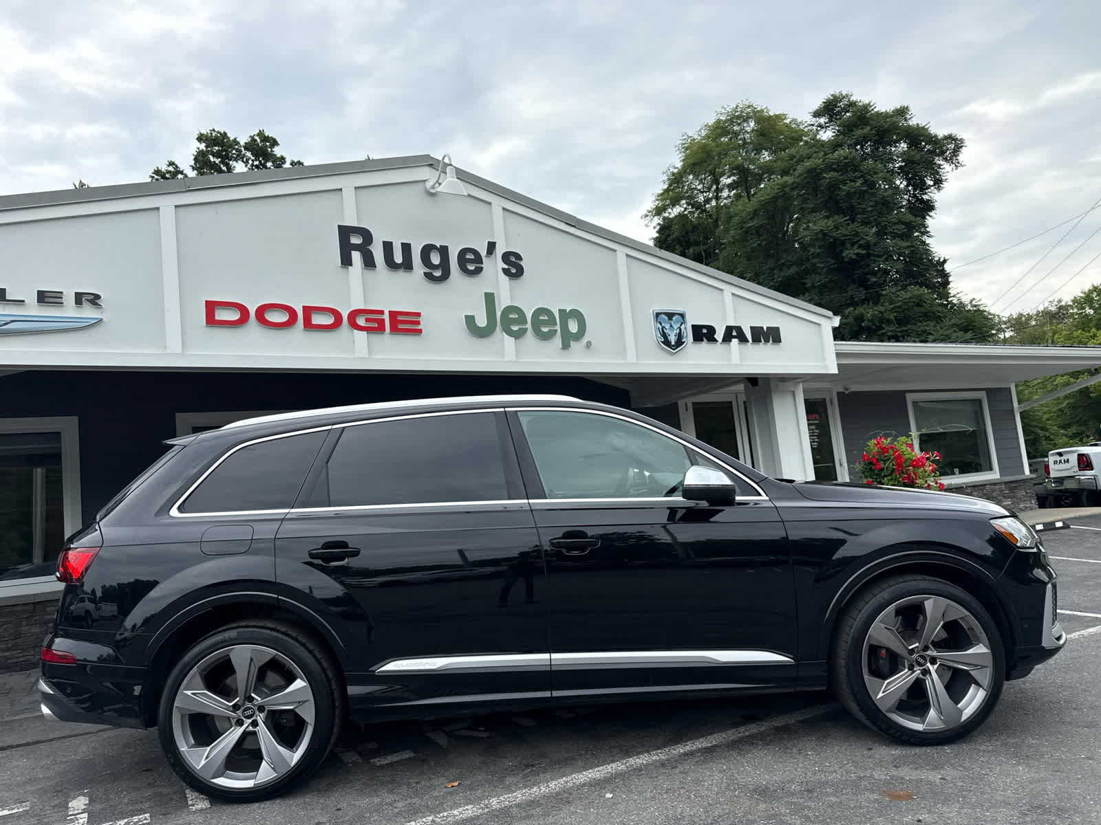 Used 2023 Audi SQ7 Premium Plus w/ Towing Package AWD/4WD image 2
