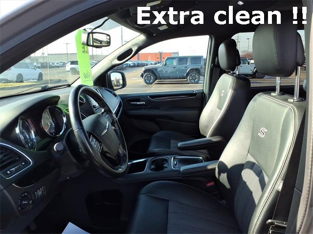 Used 2014 Chrysler Town & Country S image 10