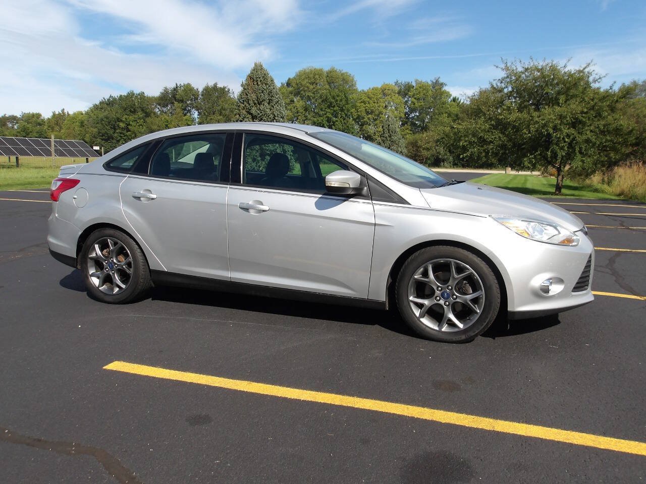Used 2014 Ford Focus SE w/ Equipment Group 201A FWD image 1