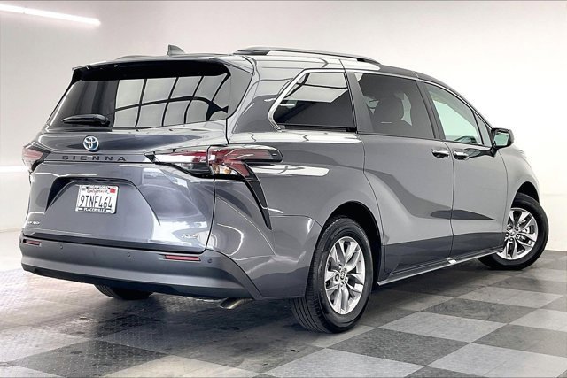 Used 2025 Toyota Sienna XLE image 13