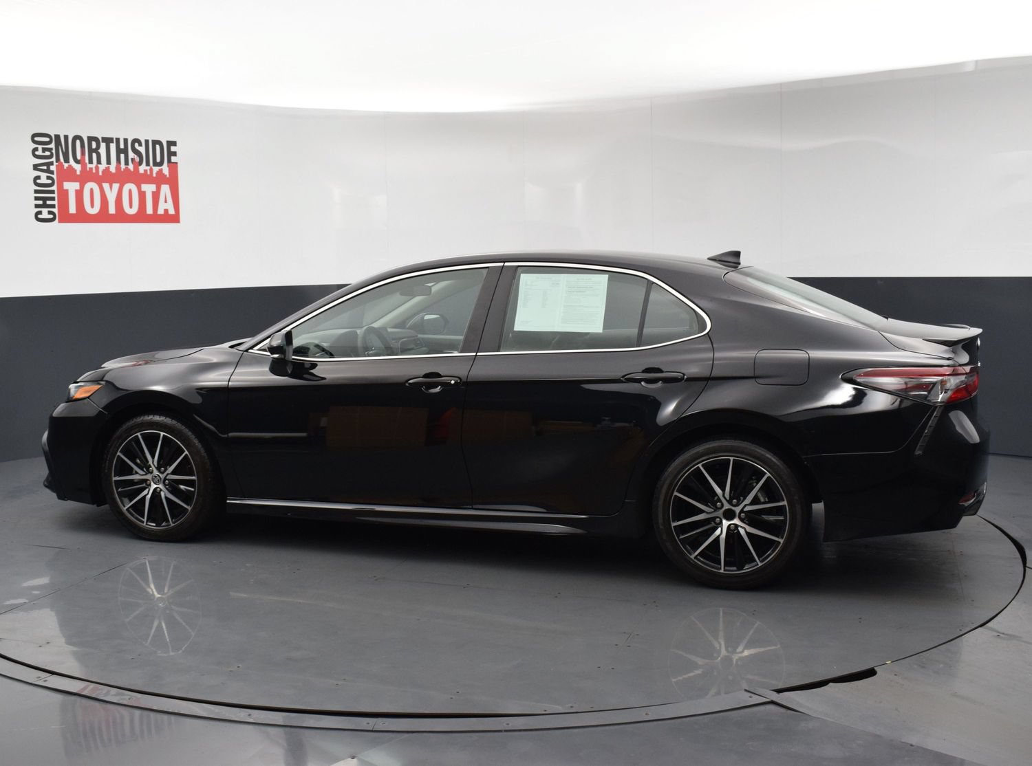 Used 2024 Toyota Camry SE AWD/4WD image 2