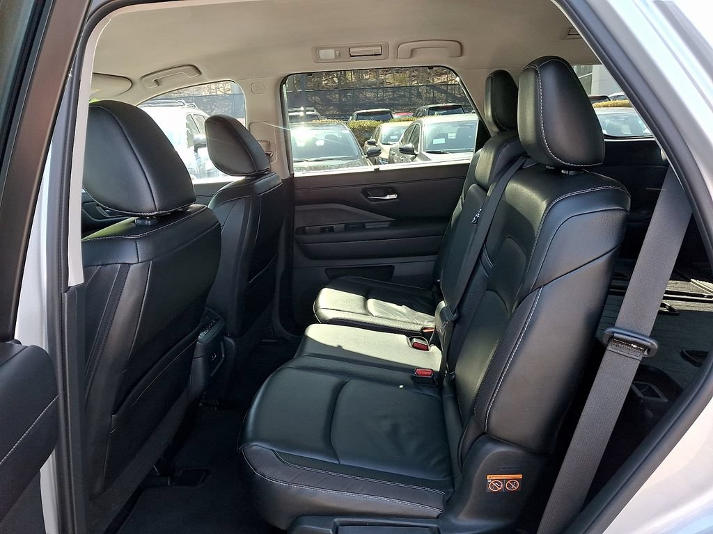 Used 2023 Nissan Pathfinder SL w/ Lighting Package (N92) AWD/4WD image 11