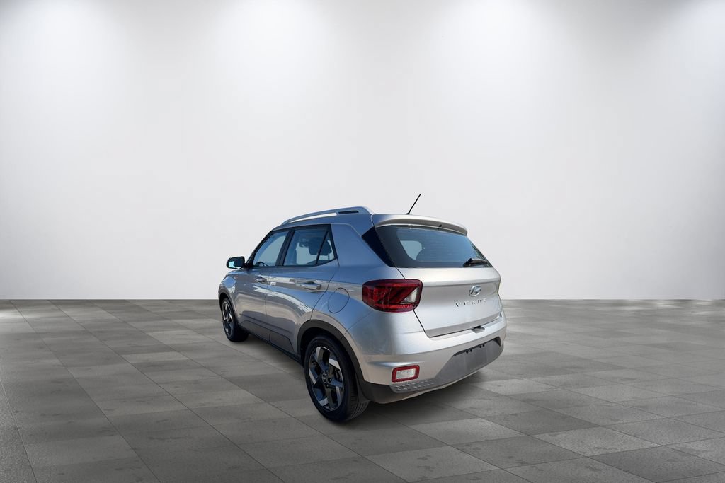 Used 2023 Hyundai Venue SEL FWD image 4