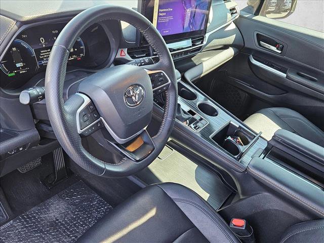 Used 2025 Toyota Sienna XLE Woodland Edition image 10