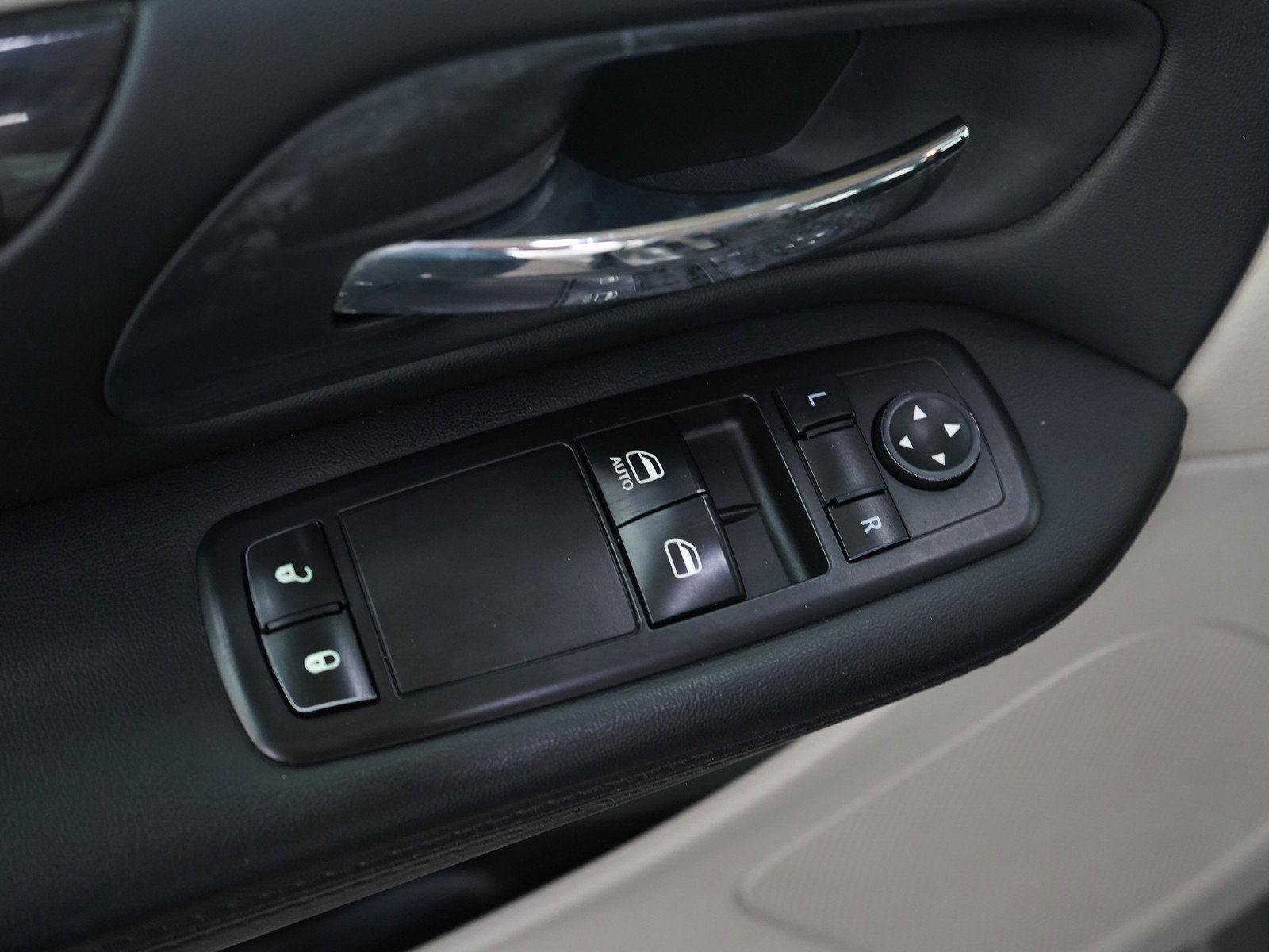 Used 2015 Dodge Grand Caravan American Value Package FWD image 20