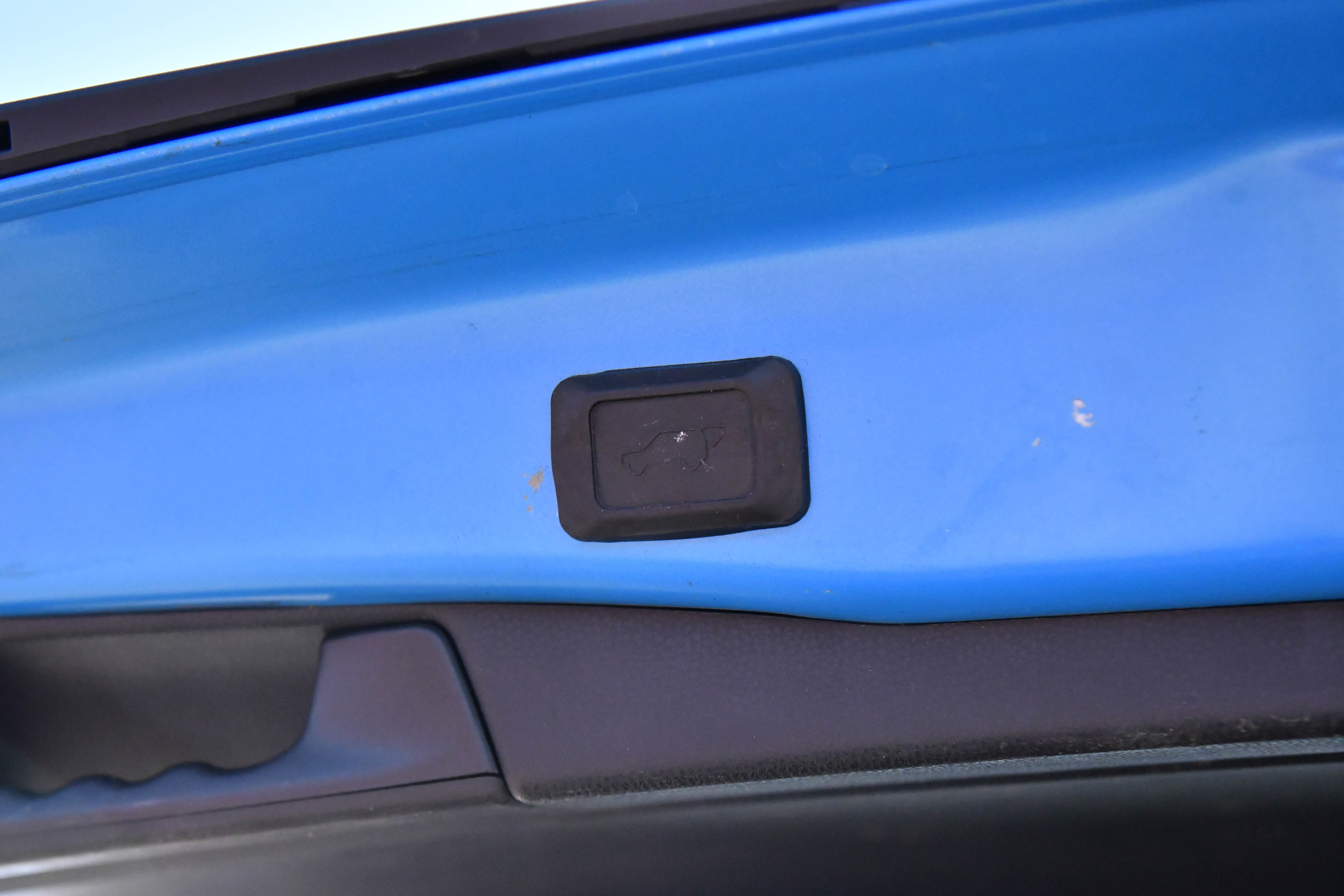Used 2020 Toyota RAV4 XLE Premium FWD image 40