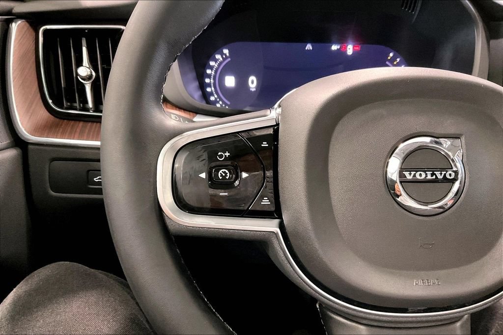 Certified 2023 Volvo XC60 B5 Plus AWD/4WD image 11