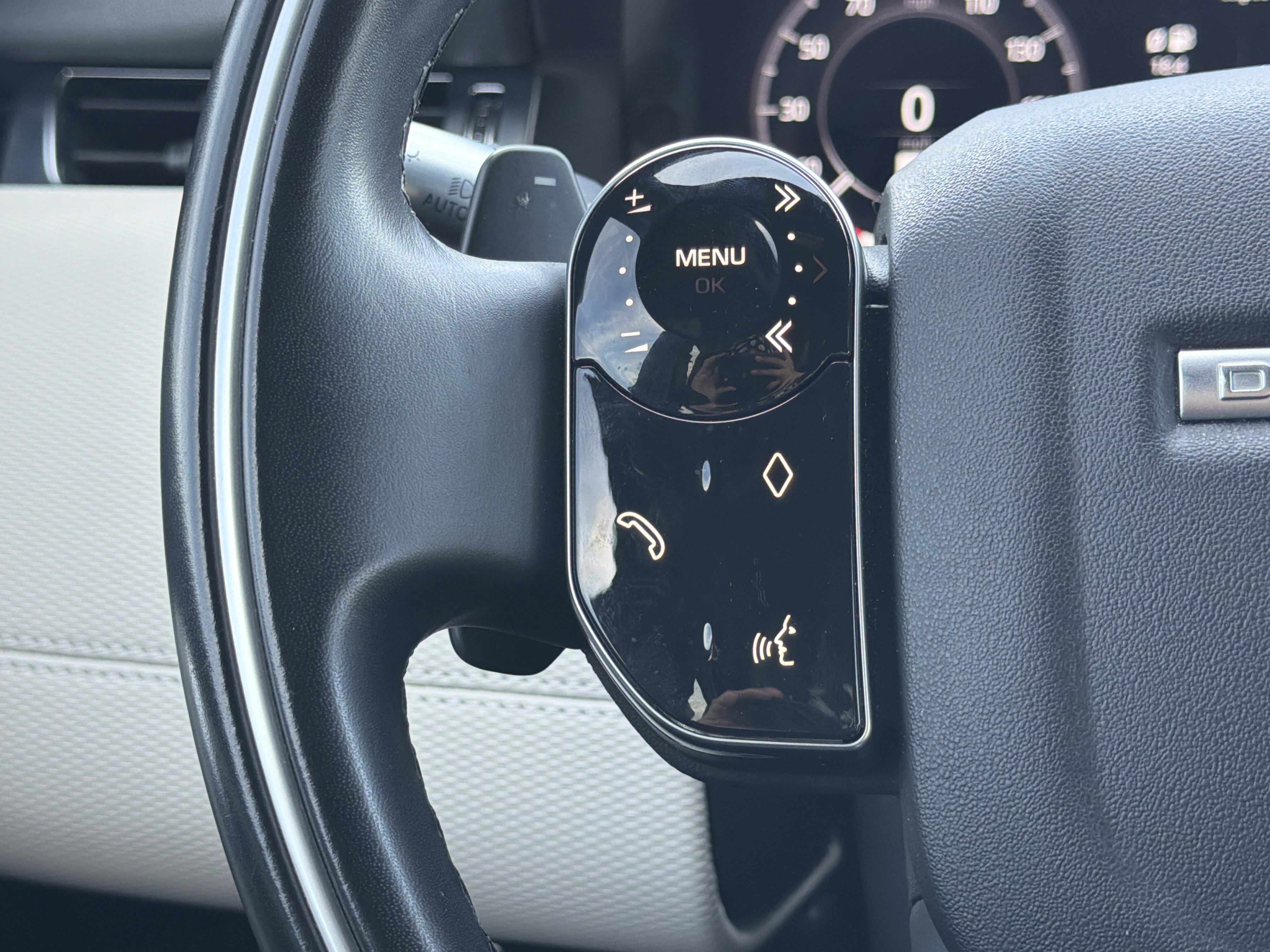 Used 2020 Land Rover Discovery Sport SE R-Dynamic image 17