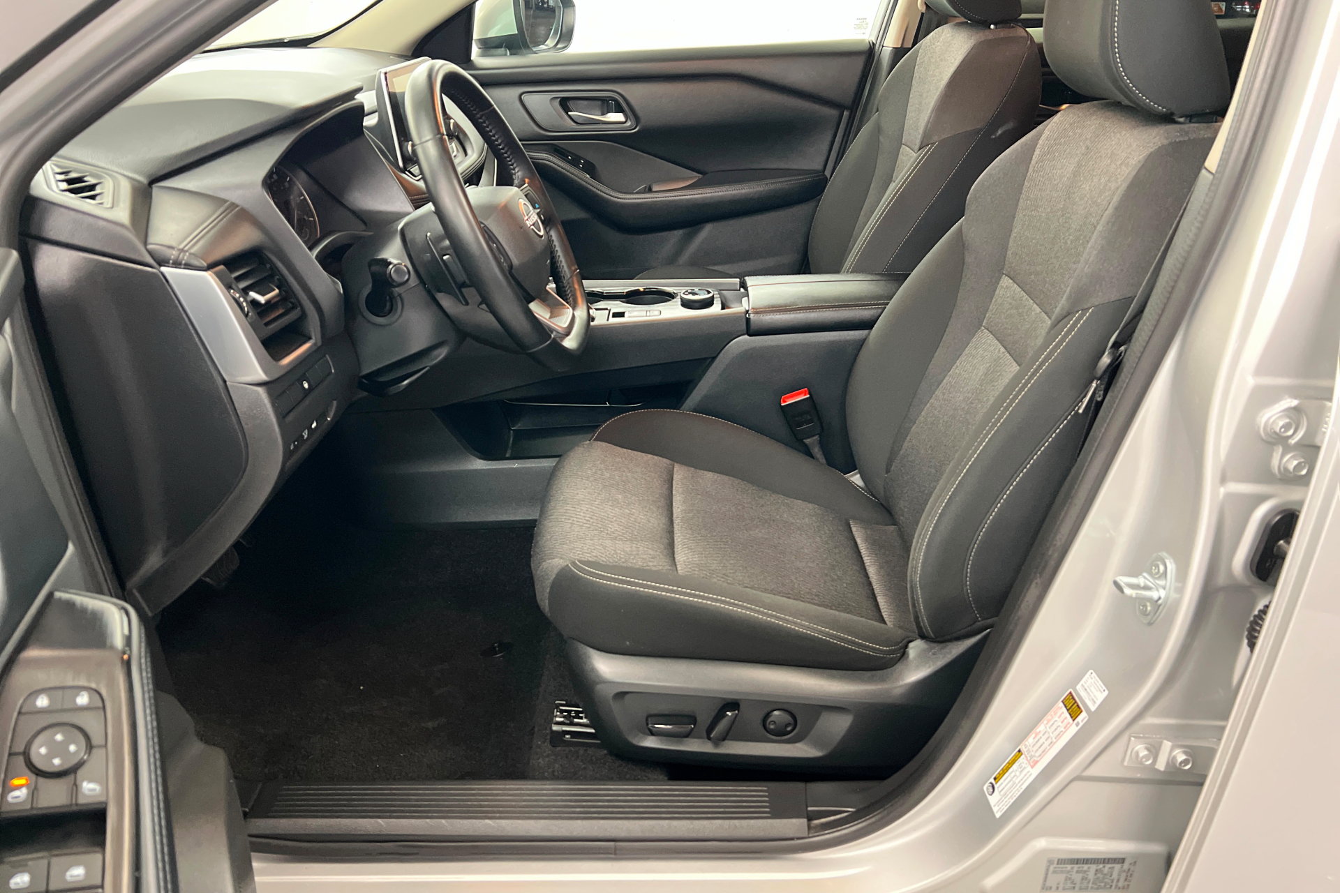 Used 2025 Nissan Rogue SV AWD/4WD image 17