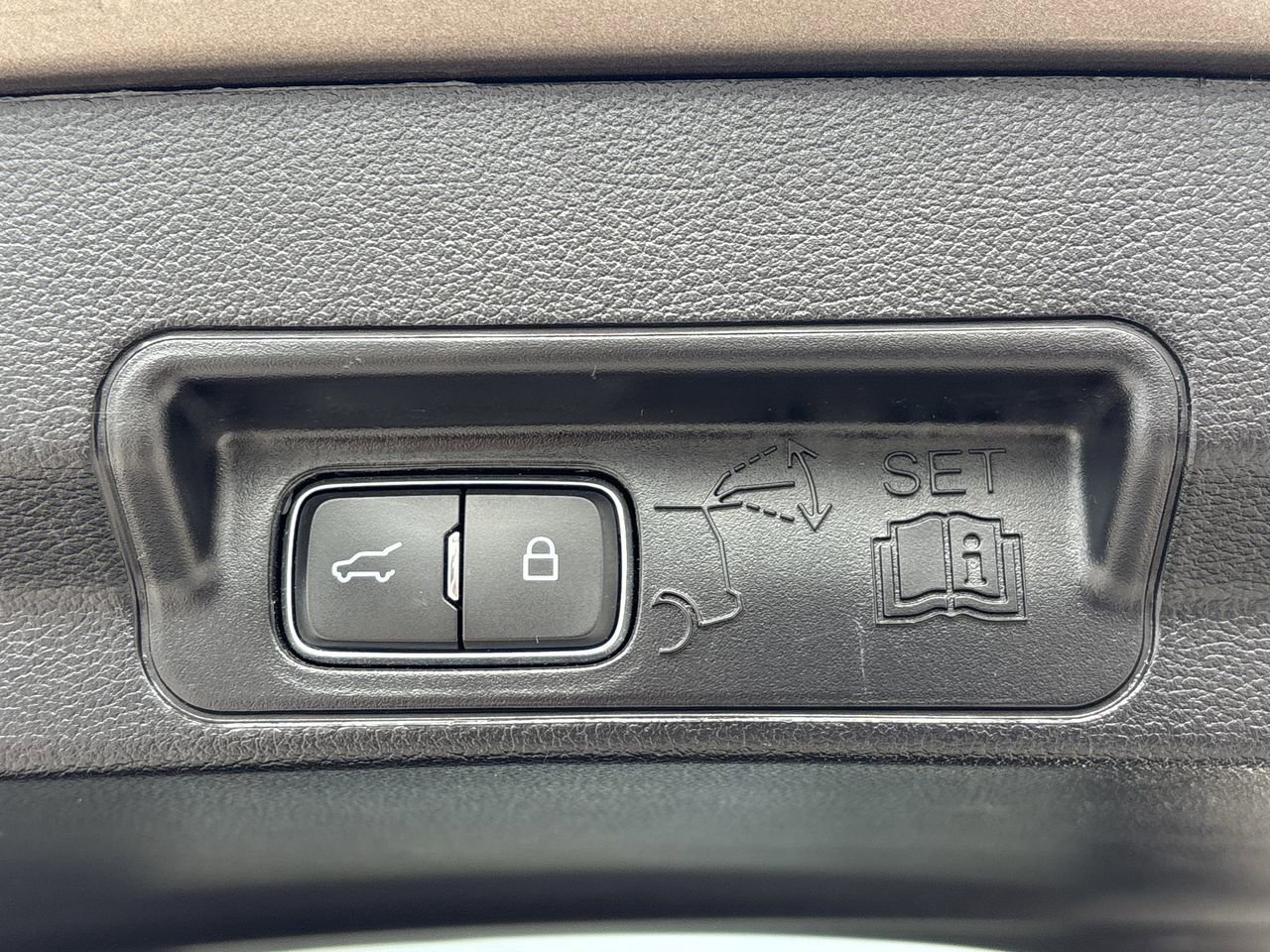 Used 2021 Ford Explorer XLT image 9