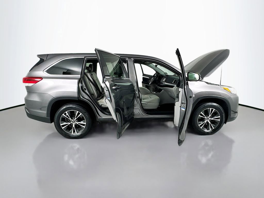 Used 2017 Toyota Highlander LE image 19