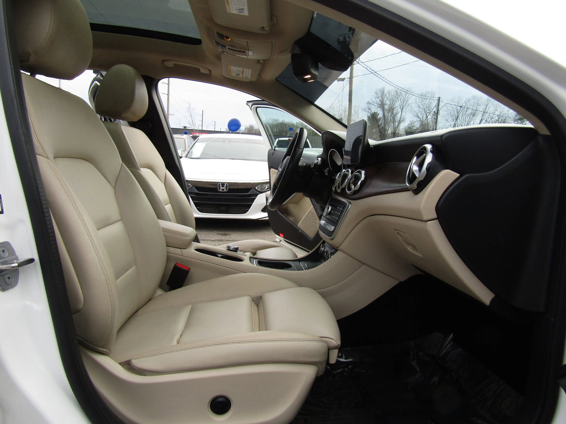 Used 2020 Mercedes-Benz GLA 250 4MATIC w/ Premium Package image 15