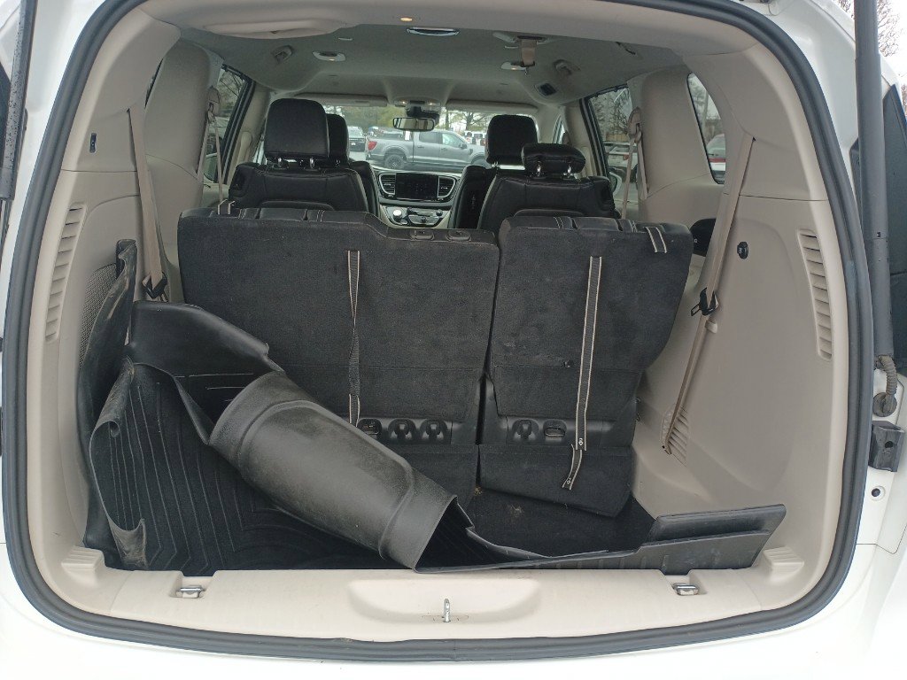 Used 2022 Chrysler Pacifica Touring-L w/ Uconnect Theater Family Group image 9