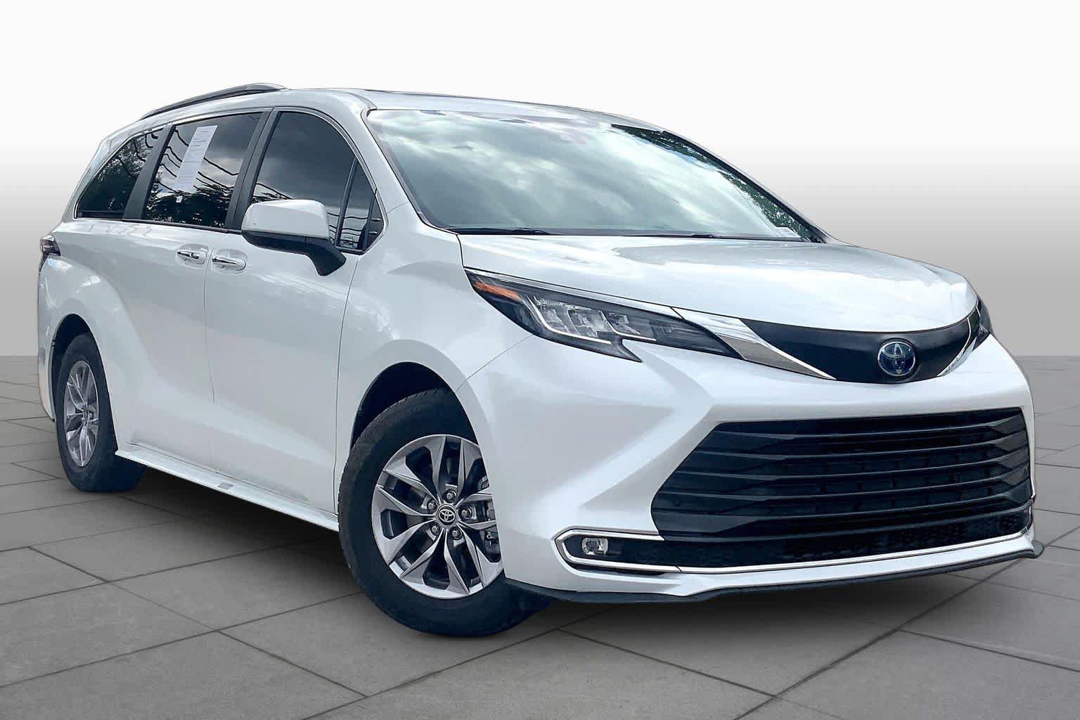 Used 2022 Toyota Sienna XLE FWD image 3