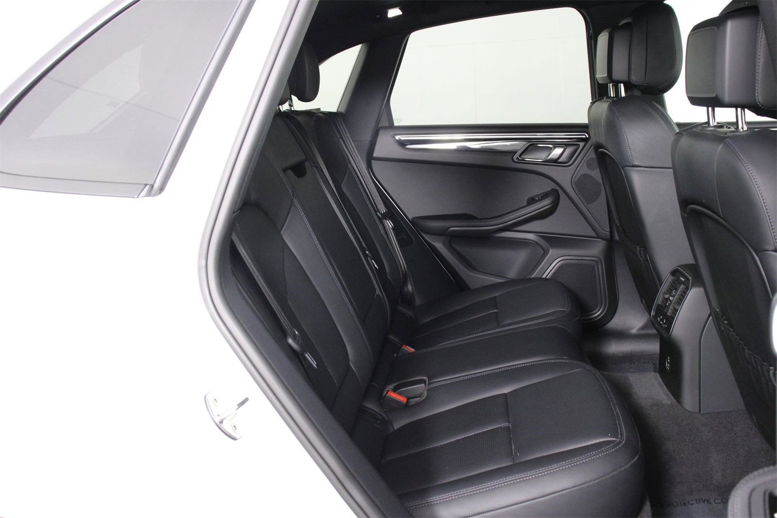 Used 2025 Porsche Macan image 32