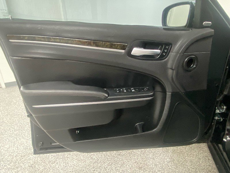 Used 2017 Chrysler 300 C image 10