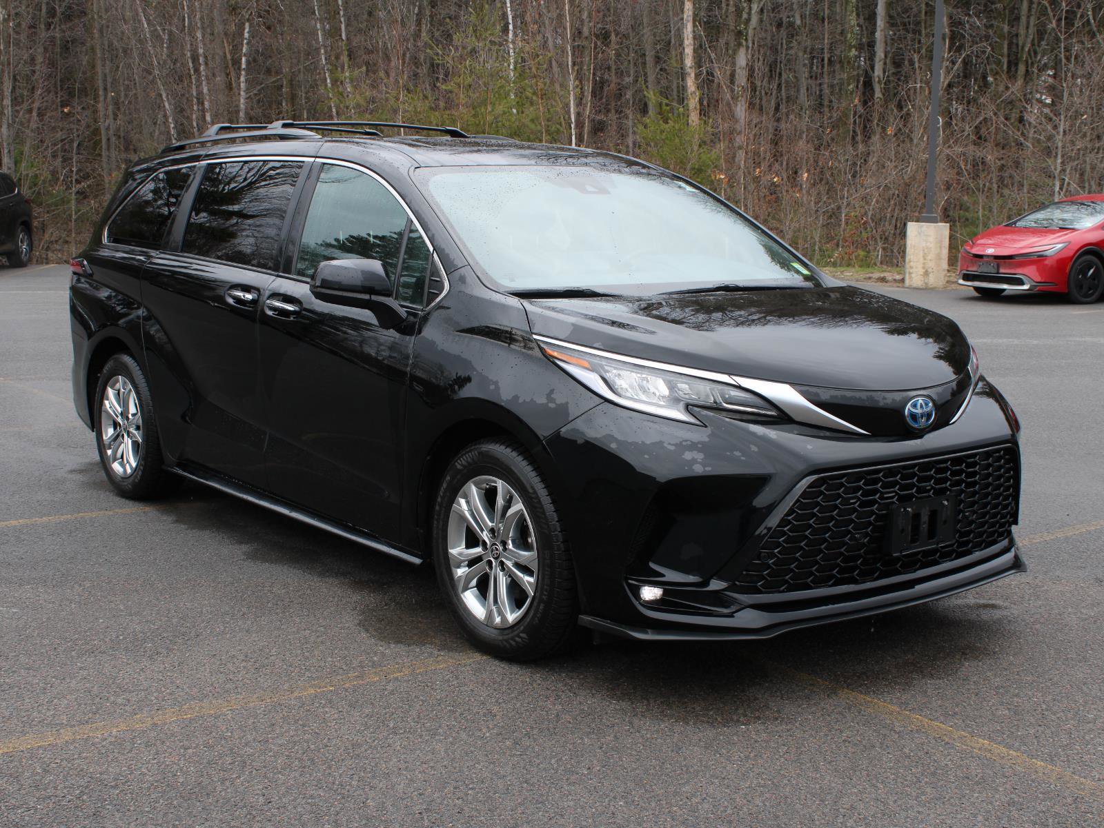 Used 2022 Toyota Sienna XSE w/ XSE Plus Package image 3