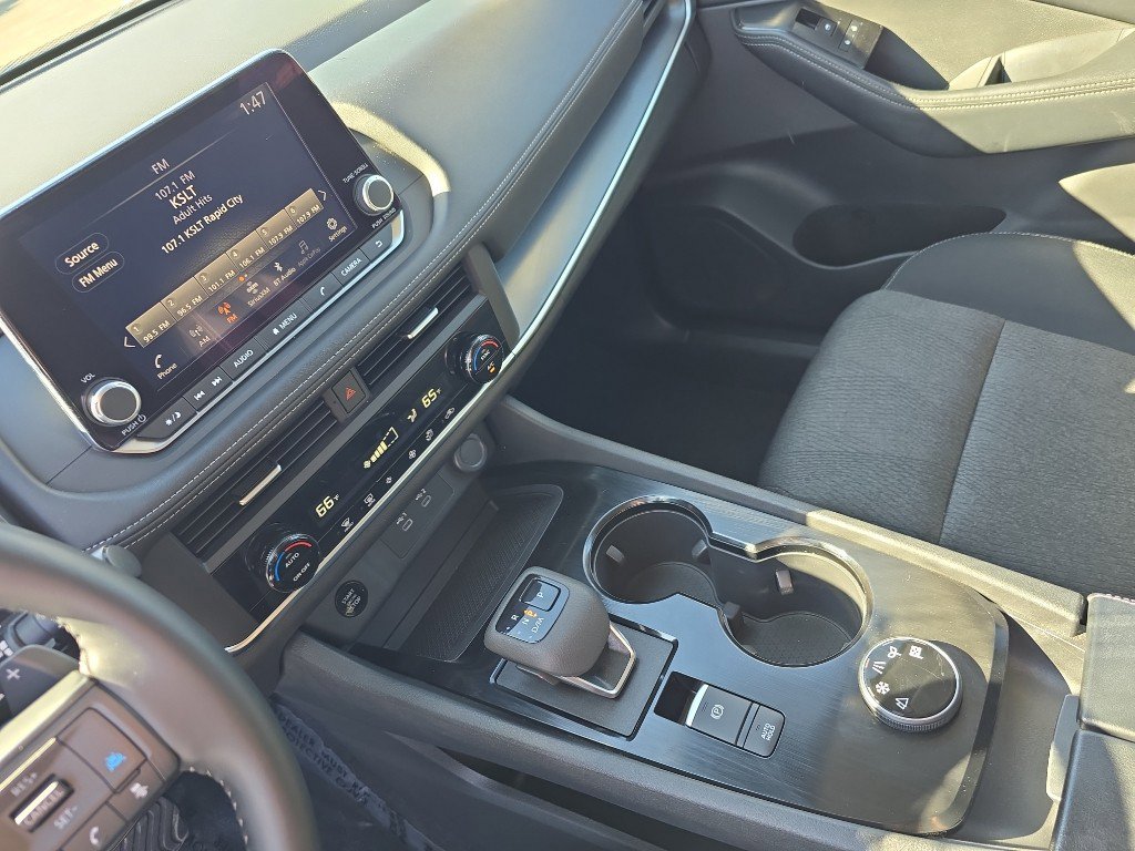 Used 2025 Nissan Rogue SV image 16