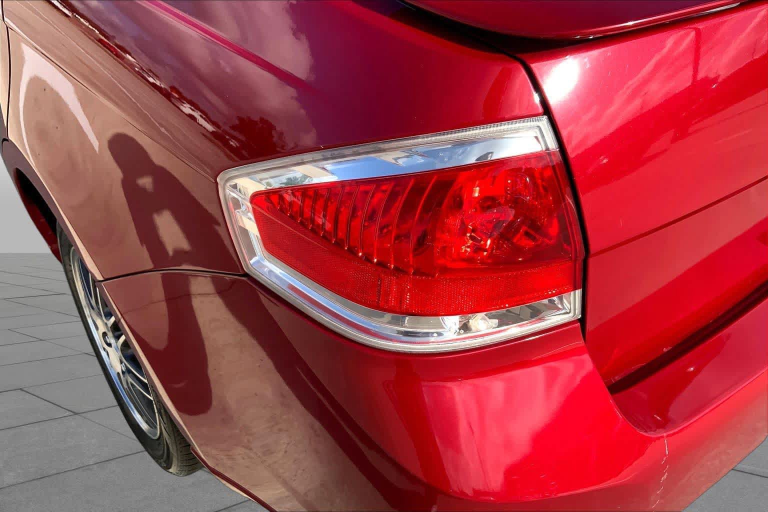 Used 2010 Ford Focus SE FWD image 26