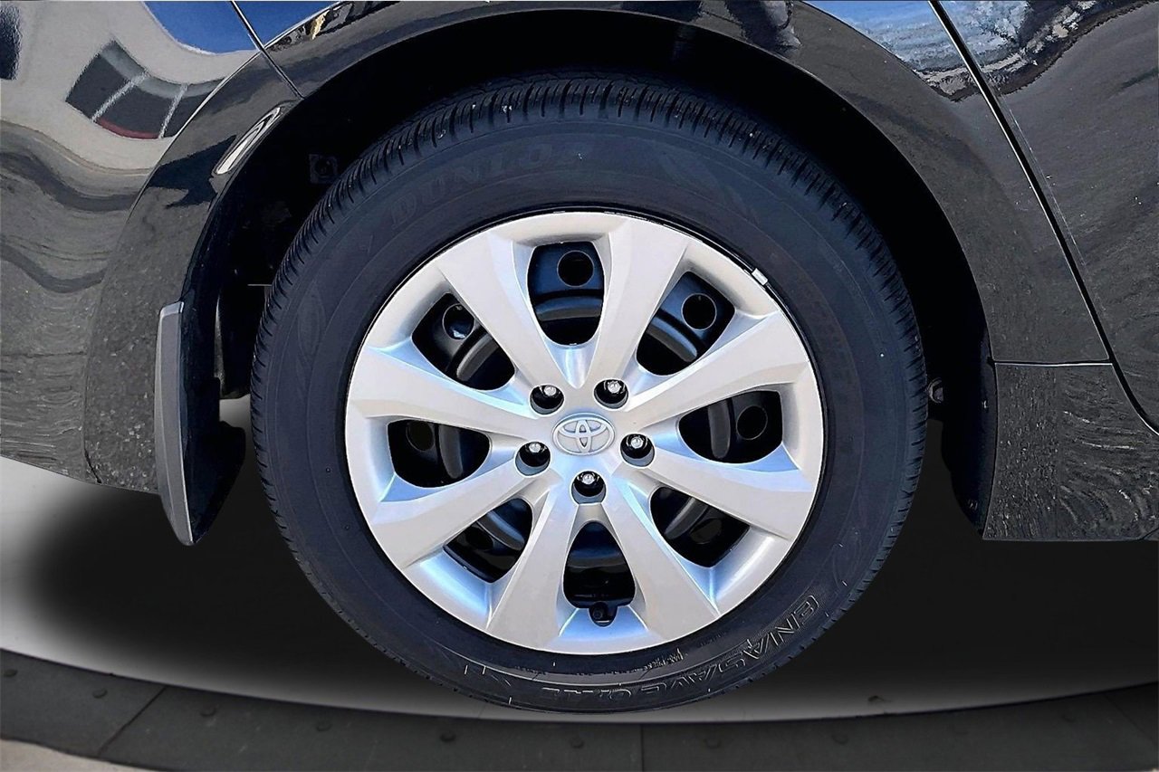 Used 2025 Toyota Corolla LE image 34
