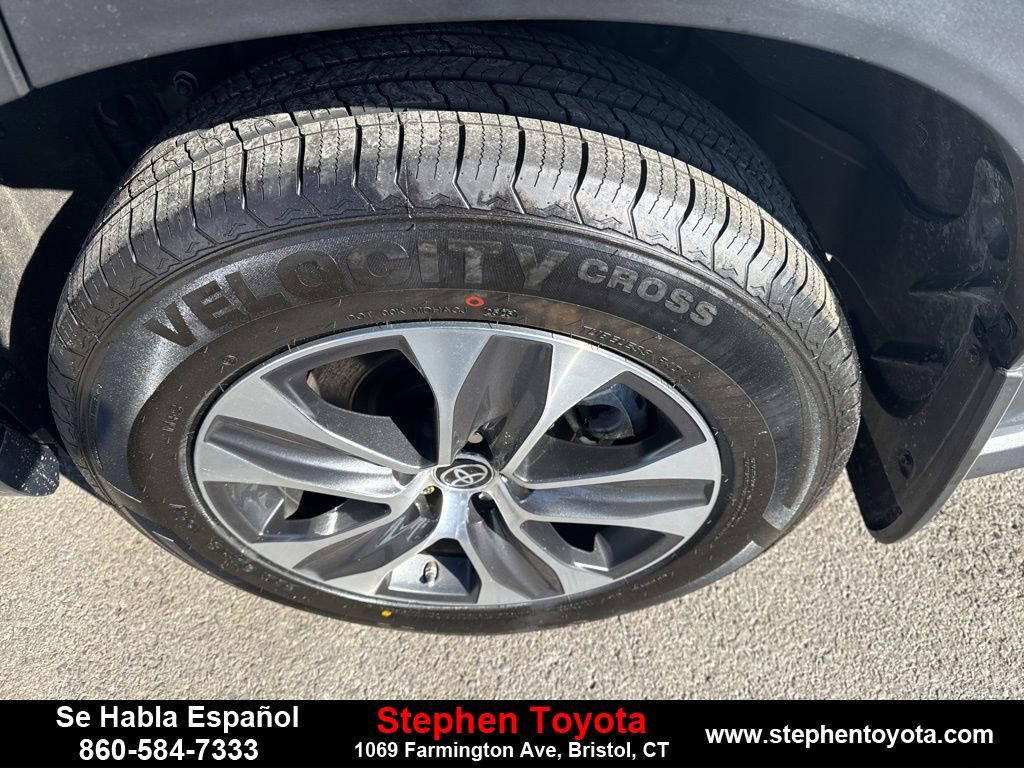 Used 2023 Toyota Highlander XLE AWD/4WD image 9