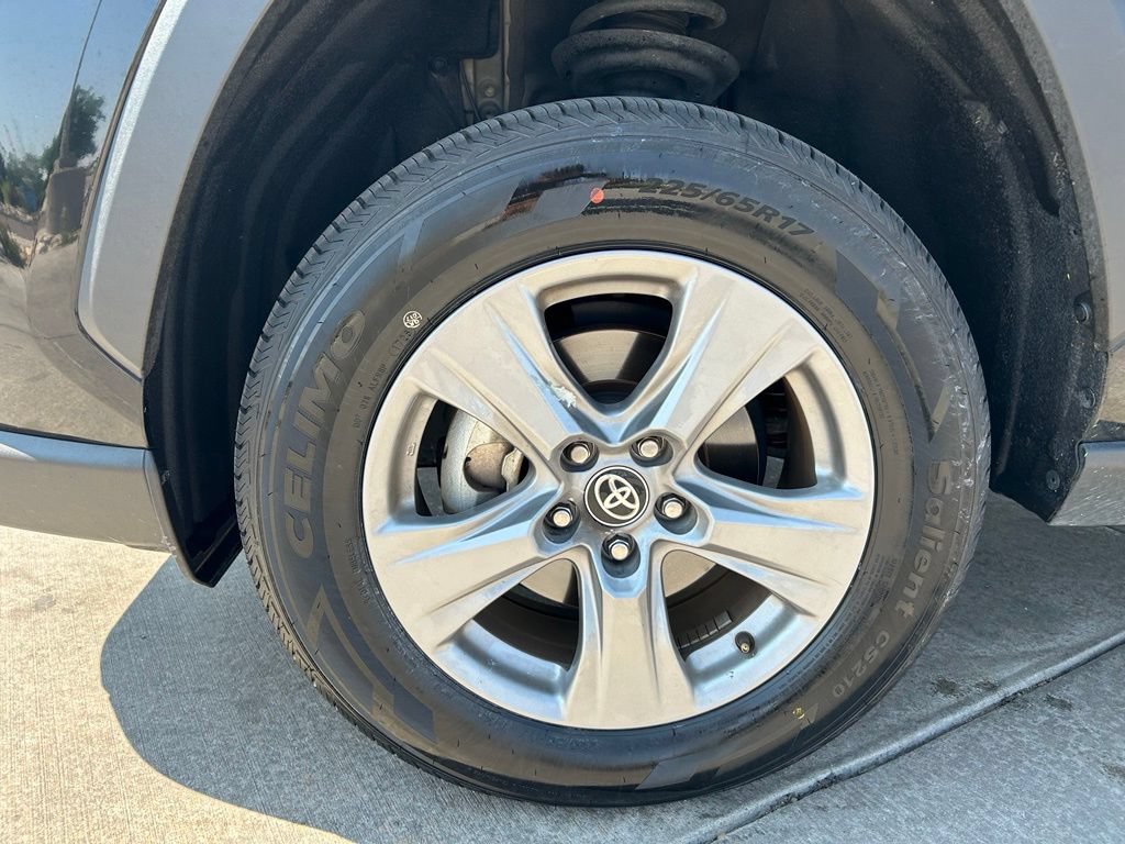 Used 2025 Toyota RAV4 XLE AWD/4WD image 33