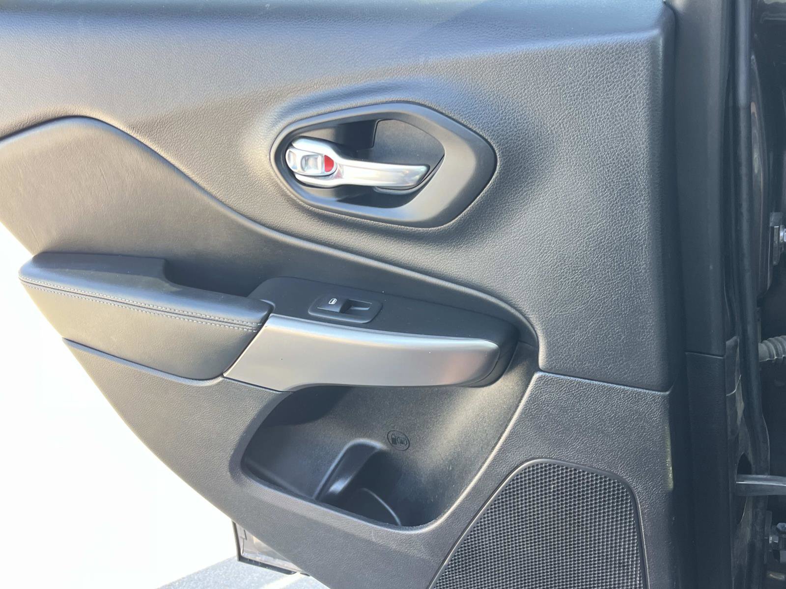 Used 2019 Jeep Cherokee Latitude Plus w/ Comfort/Convenience Group image 19