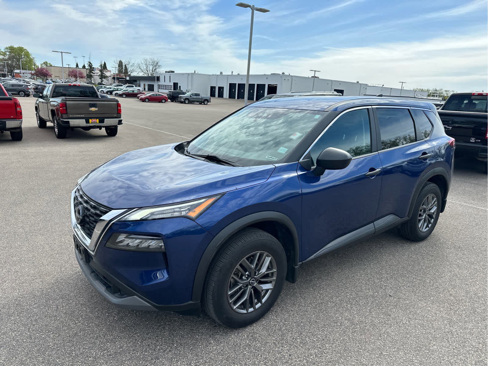 Used 2023 Nissan Rogue S AWD/4WD image 3