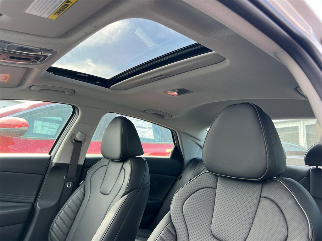 Used 2025 Hyundai Elantra Limited image 32