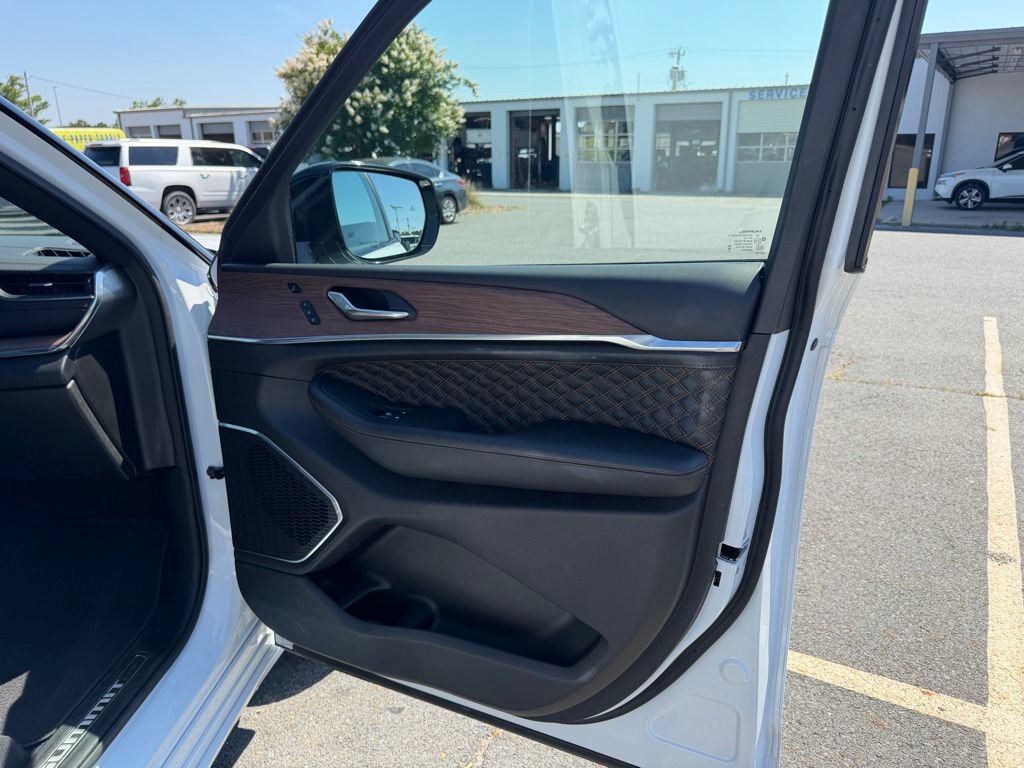 Used 2025 Jeep Grand Cherokee Summit AWD/4WD image 30