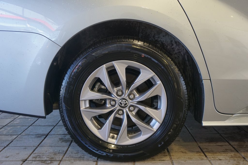 Used 2025 Toyota Sienna LE image 28