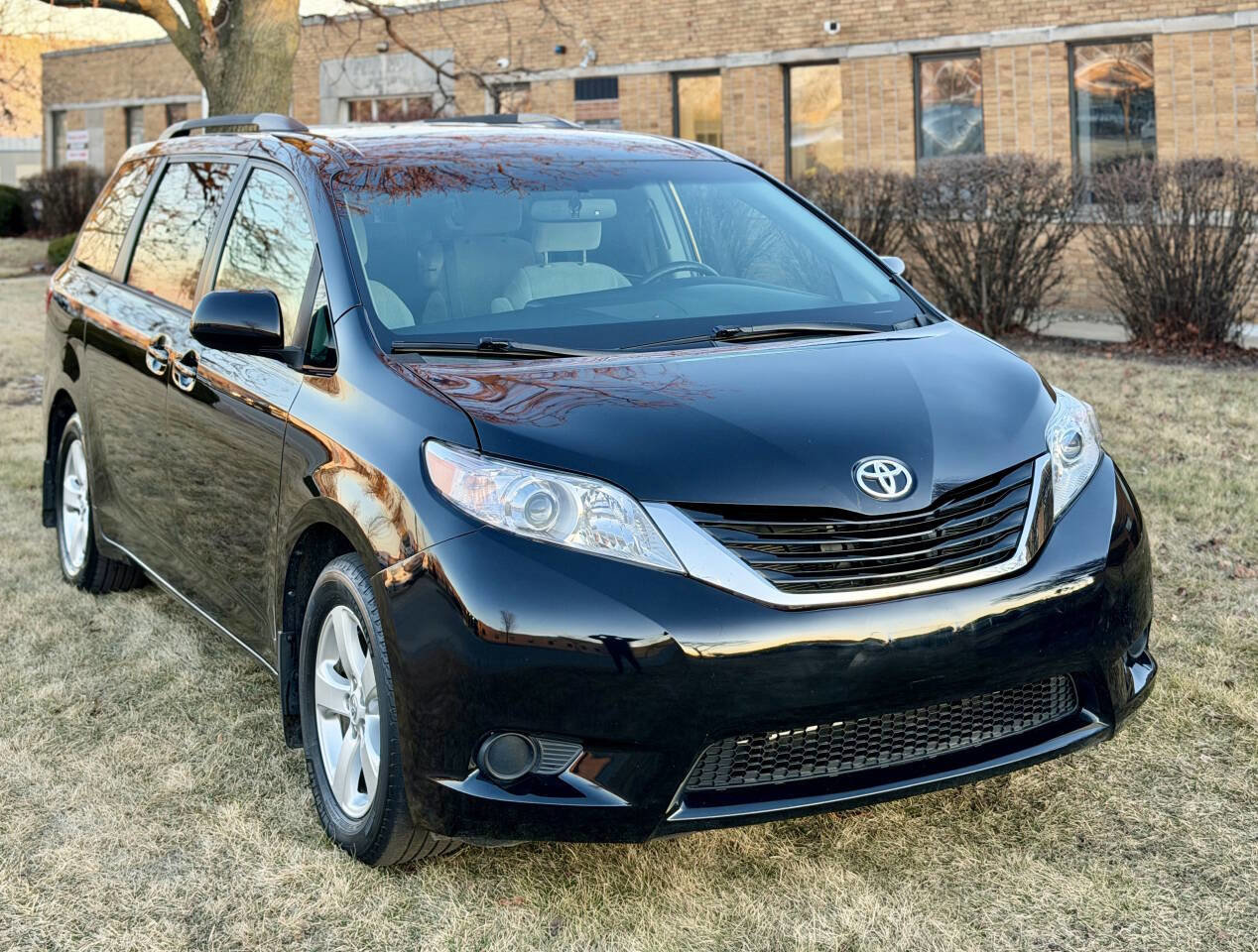 Used 2015 Toyota Sienna LE image 2