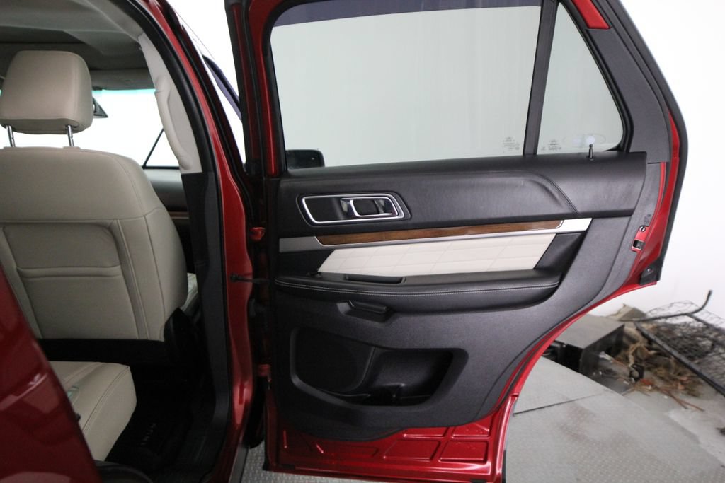 Used 2018 Ford Explorer Platinum AWD/4WD image 40