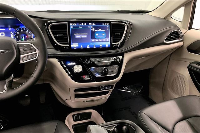 Used 2024 Chrysler Pacifica Touring-L image 7