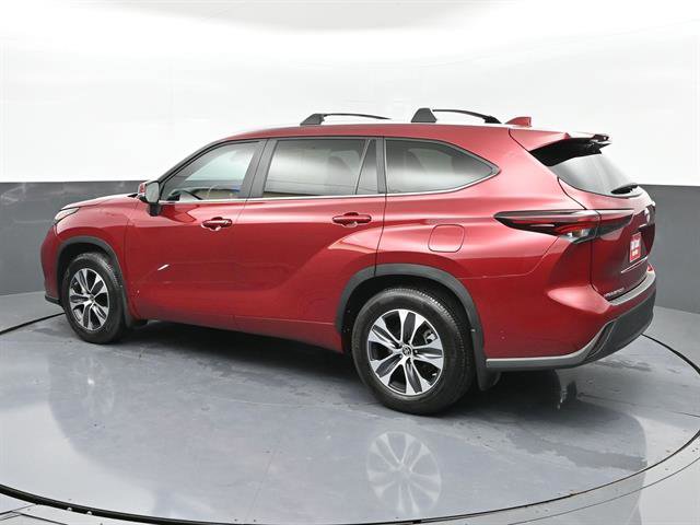 Certified 2024 Toyota Highlander XLE image 28