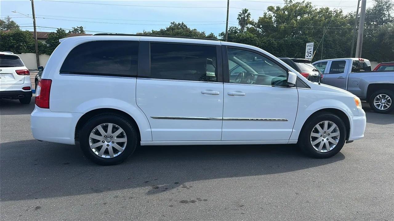 Used 2016 Chrysler Town & Country Touring FWD image 7