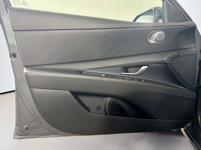 Certified 2024 Hyundai Elantra SE FWD image 12