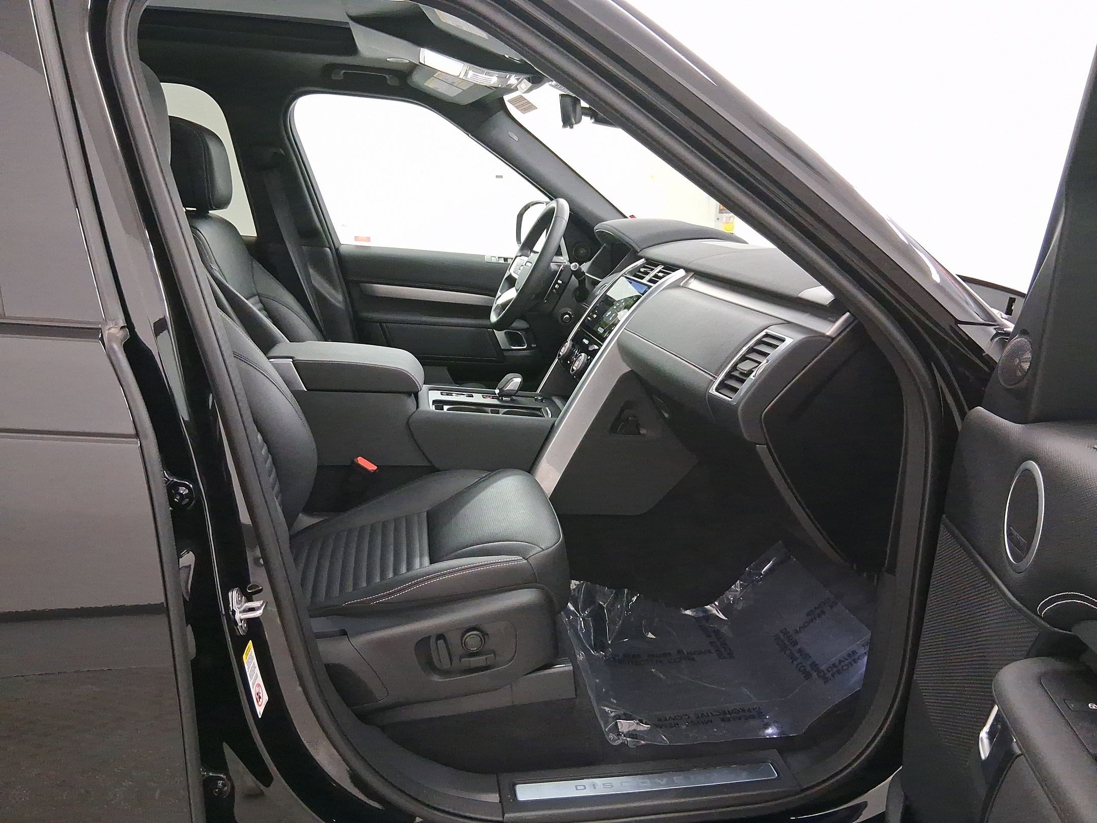 Used 2025 Land Rover Discovery Dynamic SE image 31