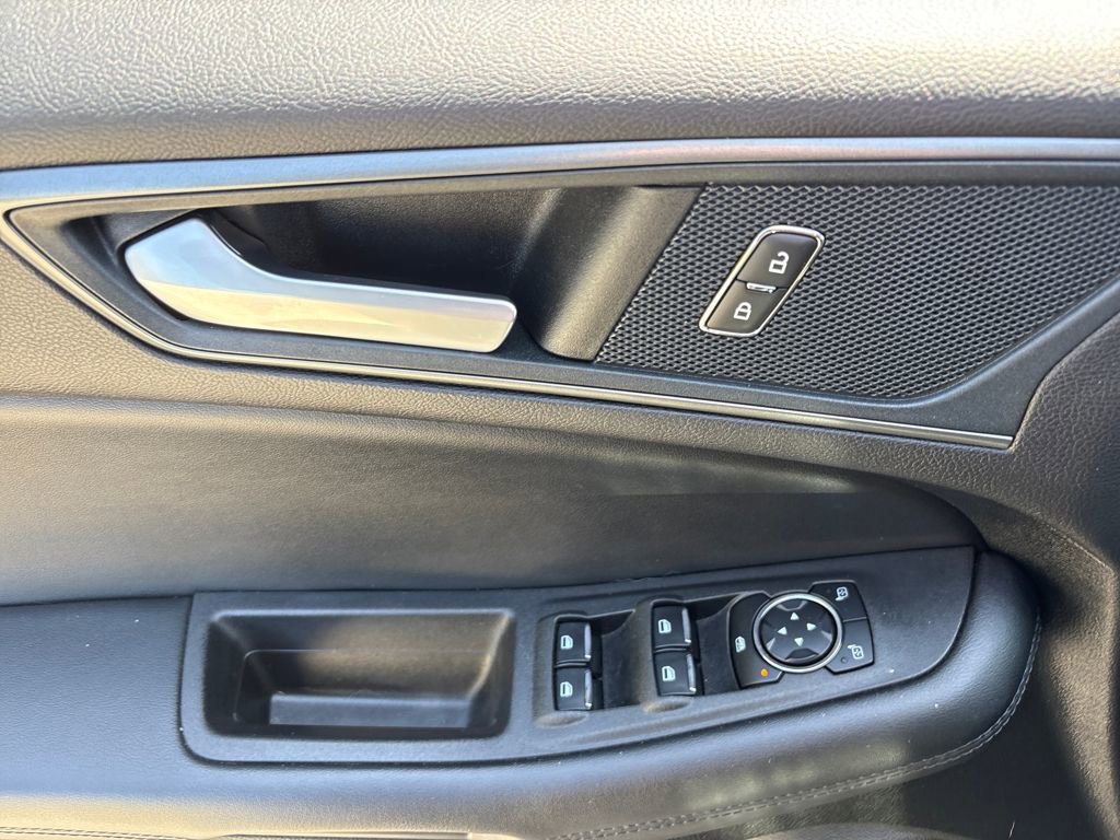 Used 2024 Ford Edge SE w/ Black Appearance Package image 16