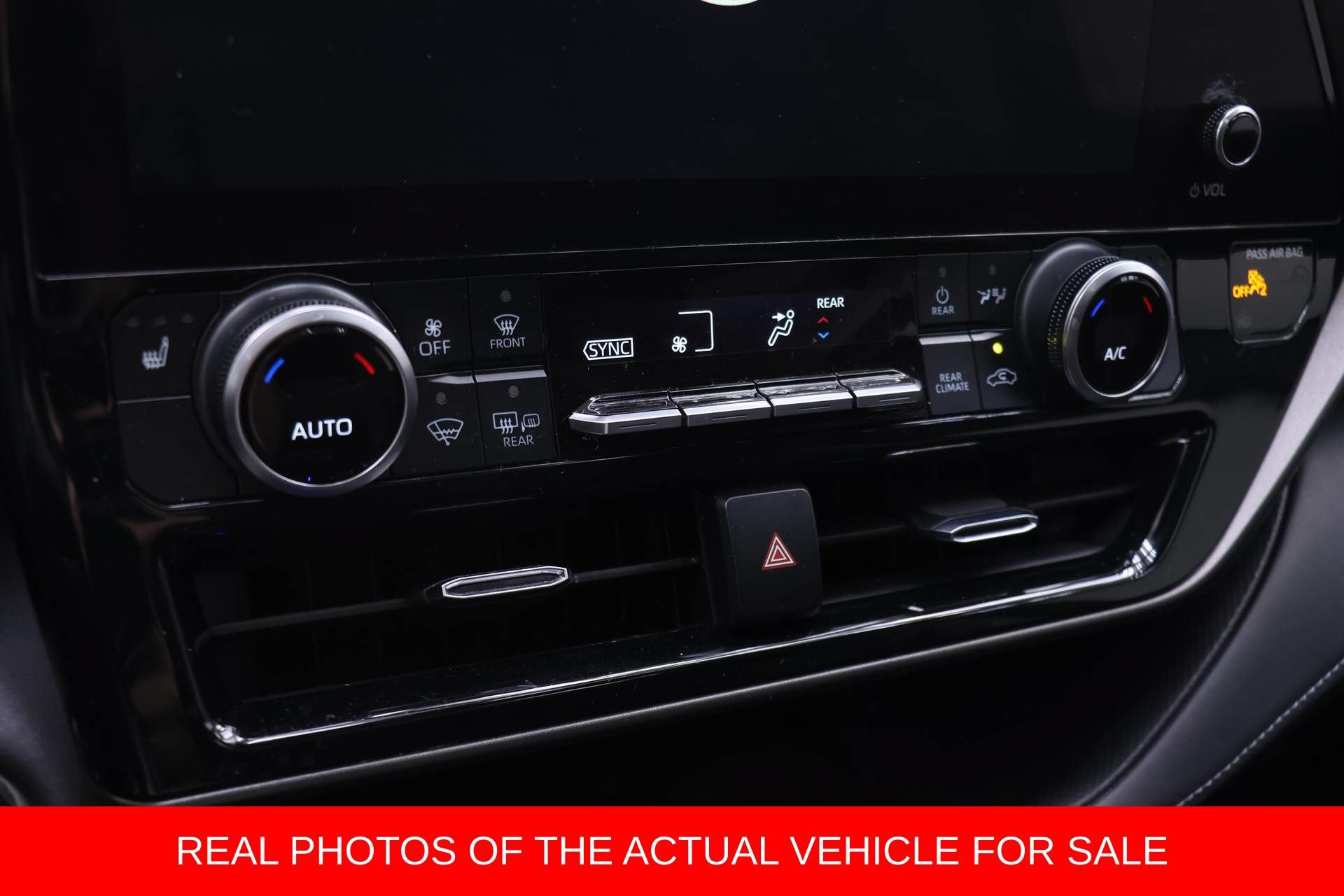Used 2023 Toyota Highlander XLE AWD/4WD image 6