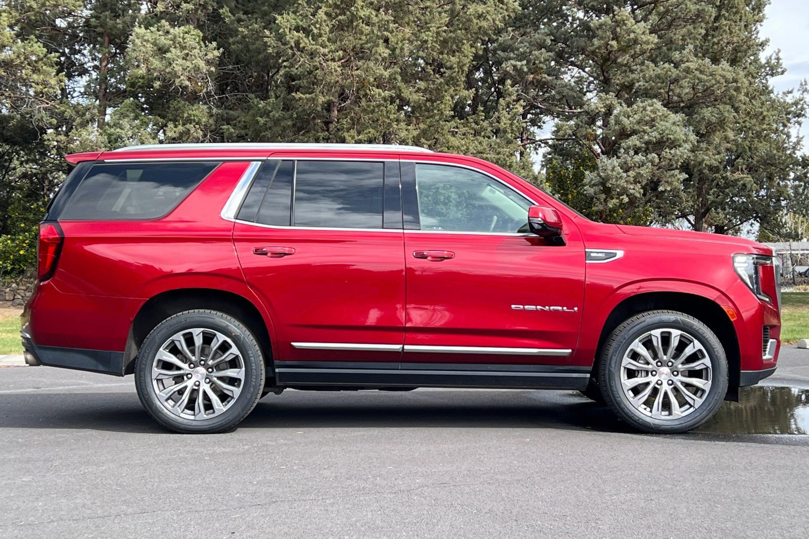 Used 2021 GMC Yukon Denali w/ Denali Premium Package image 3