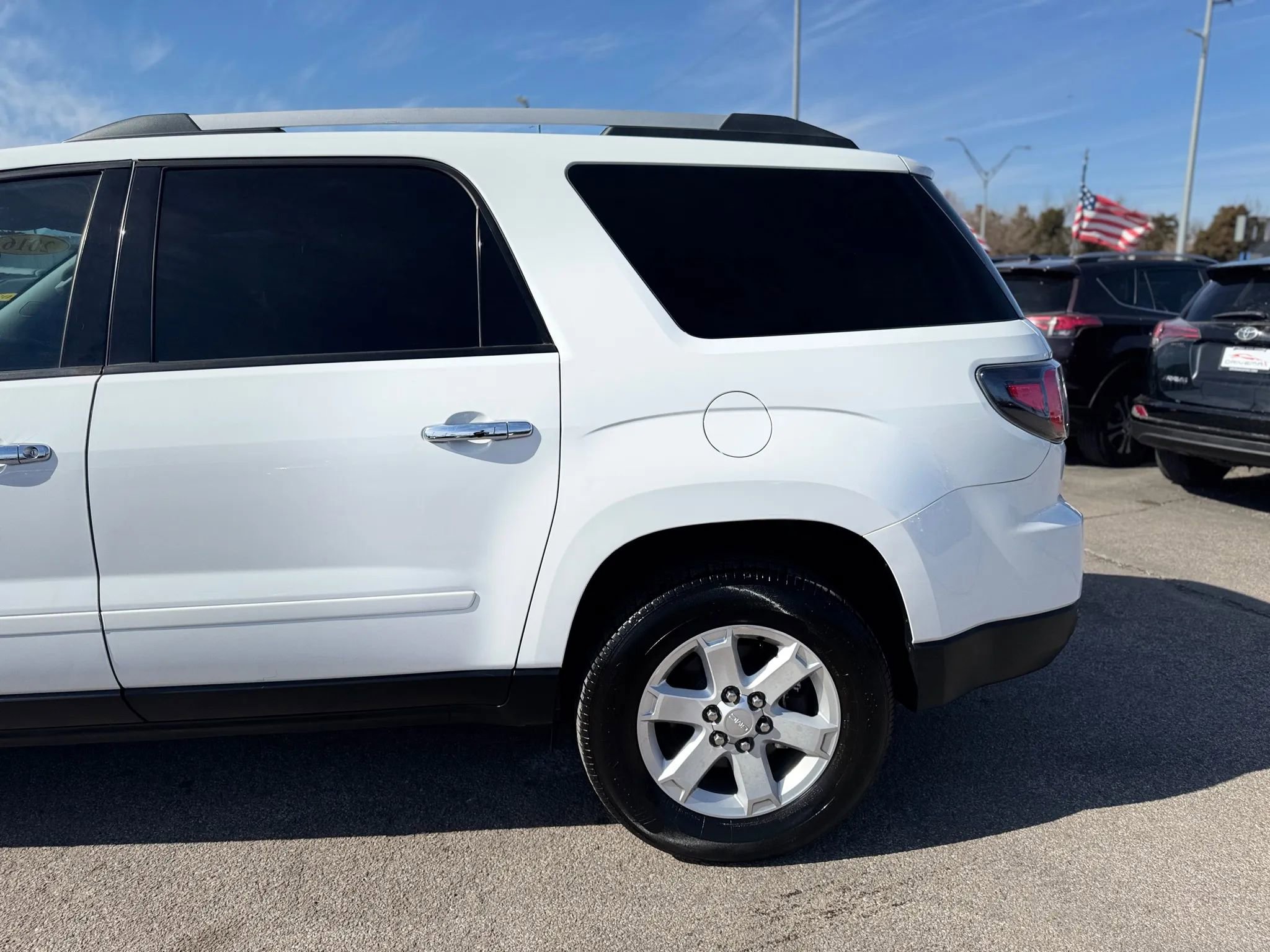 Used 2016 GMC Acadia SLE image 9