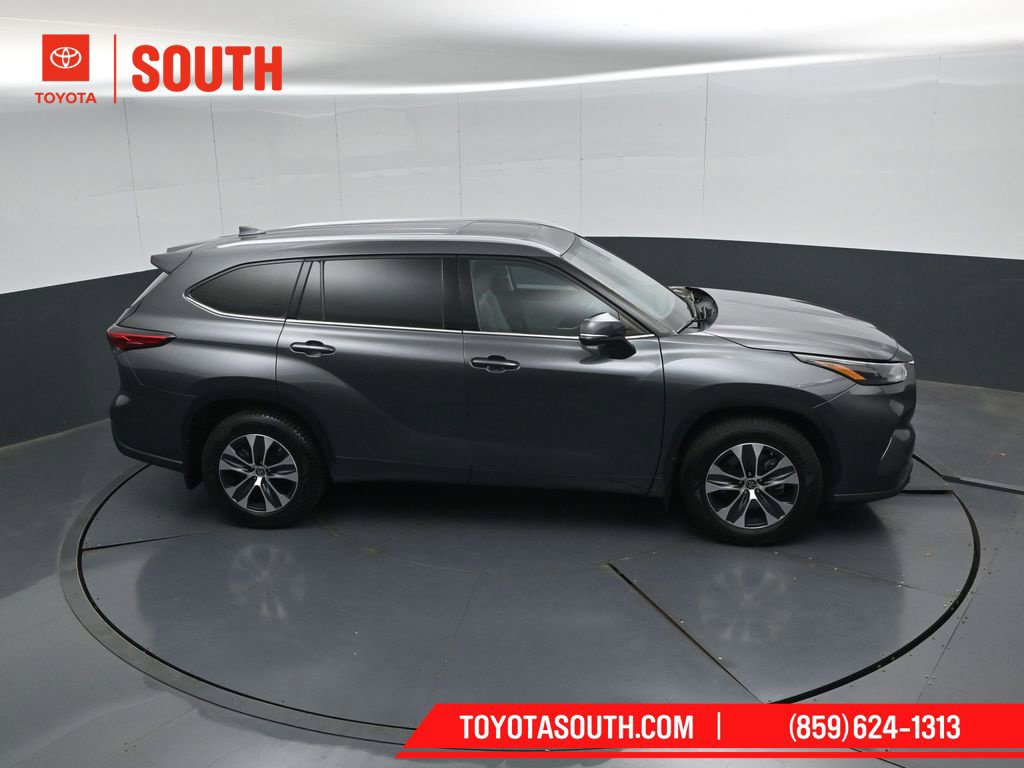 Used 2022 Toyota Highlander XLE AWD/4WD image 49