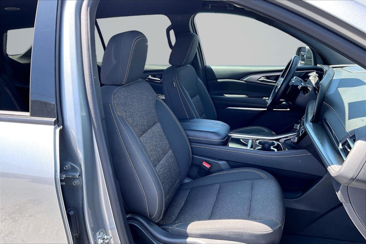 Used 2024 Chevrolet Traverse LT FWD image 7
