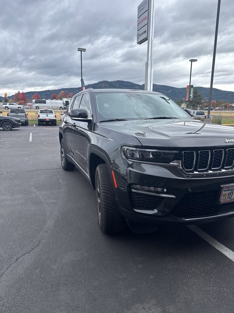 Used 2023 Jeep Grand Cherokee Limited w/ Trailer Tow Prep Group (B) AWD/4WD image 3