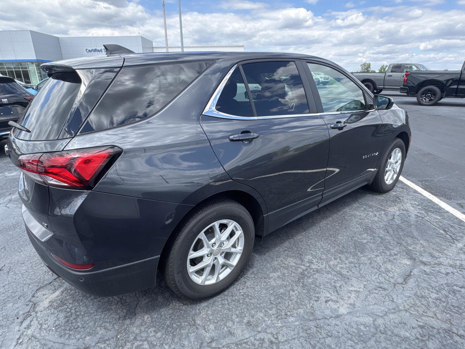 Used 2023 Chevrolet Equinox LT FWD image 2