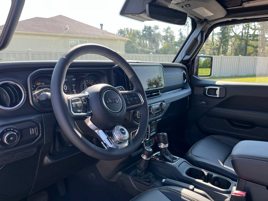 Used 2025 Jeep Wrangler Unlimited Sahara AWD/4WD image 15
