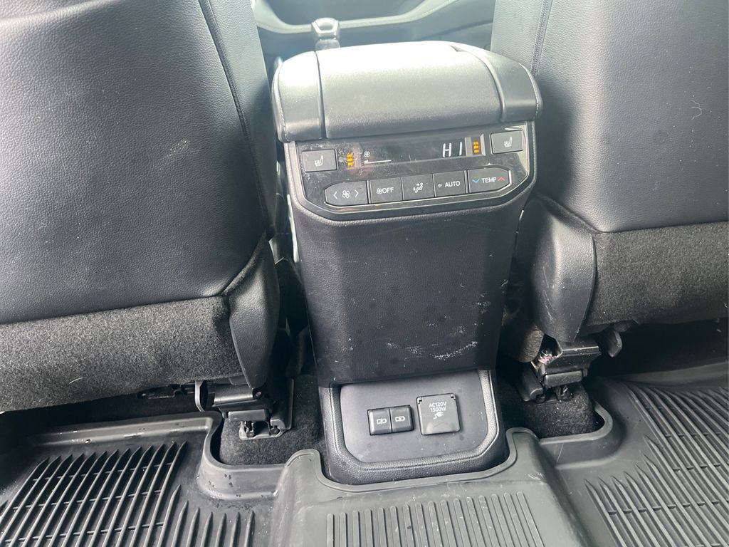 Used 2024 Toyota Highlander Platinum image 18